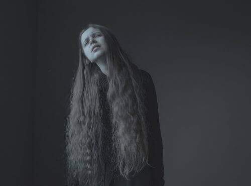 holde følelsene inni seg