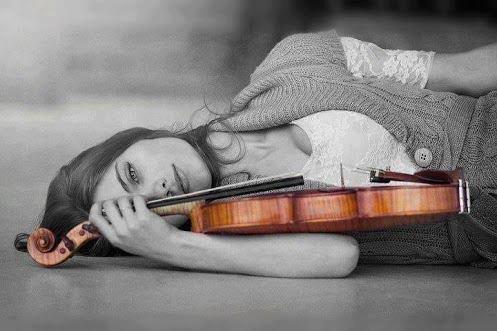 Kvinne i svart-hvitt med fiolin i farge