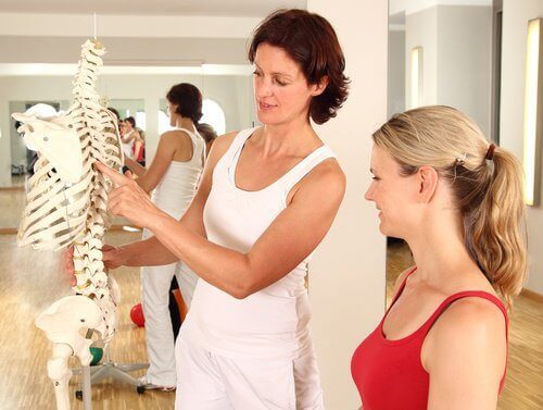 Kvinne lærer om ryggraden