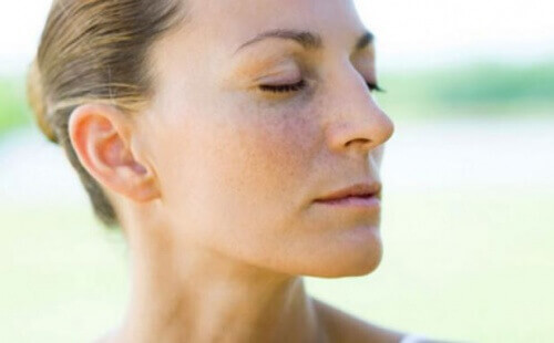 kvinne lukker øynene