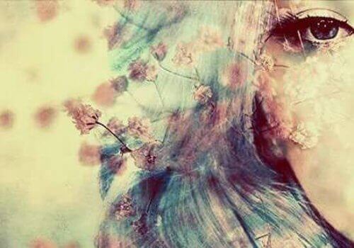 Kvinne med blomster i håret