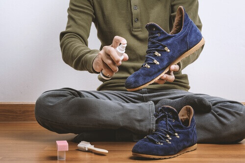 8 enkle triks som lar deg bli kvitt lukt i skoene dine