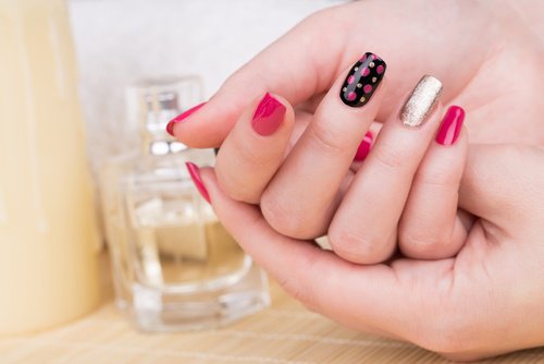 Farene ved å bruke akrylnegler