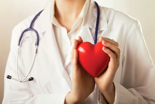 En lege holder et hjerte