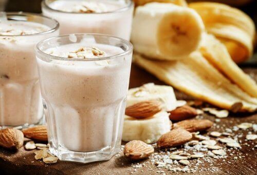 Smoothie med ingefær og mandler: Den smaker godt og fjerner urenheter i huden!