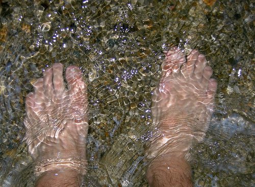 føtter i vann