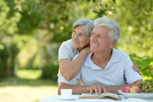Eldre par koser seg ute
