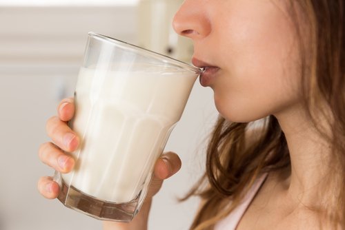 7 gode grunner til å drikke melk med honning