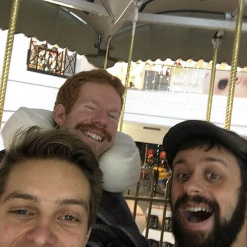 Ekte vennskap: De bar sin funksjonshemmede venn rundt om i verden