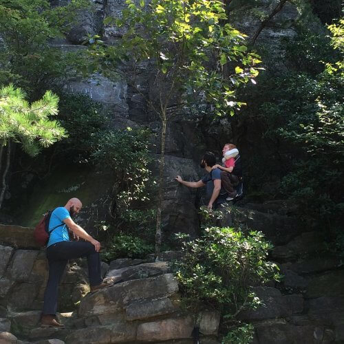 Ekte vennskap: De bar sin funksjonshemmede venn rundt om i verden