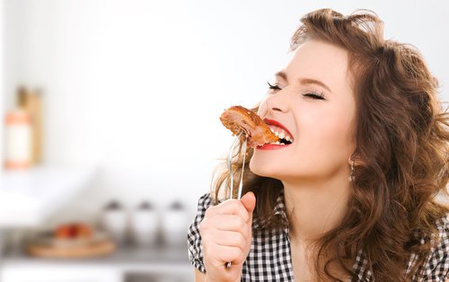 kvinne spiser for fort