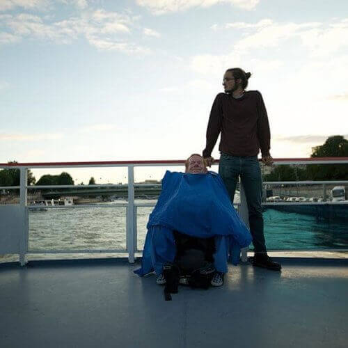 Ekte vennskap: De bar sin funksjonshemmede venn rundt om i verden