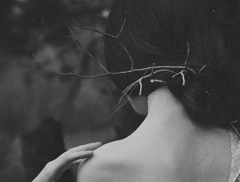 Kvinne med grener i håret