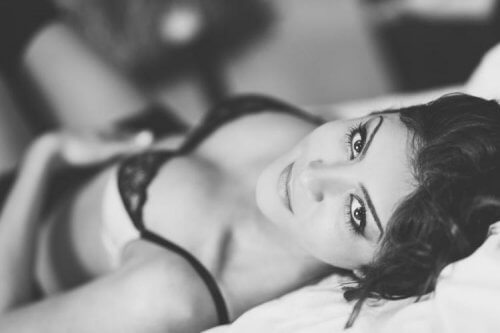 Kvinne i undertøy i sengen