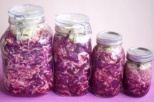 Tilbered lilla sauerkraut hjemme for å styrke tarmfloraen din