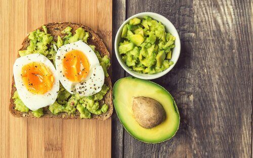 Avokado og egg for tilfredsstillende frokoster