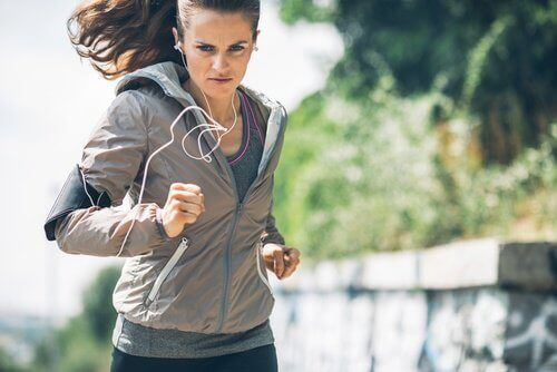 Kvinne jogger