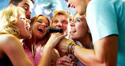 Venner synger for å se yngre ut