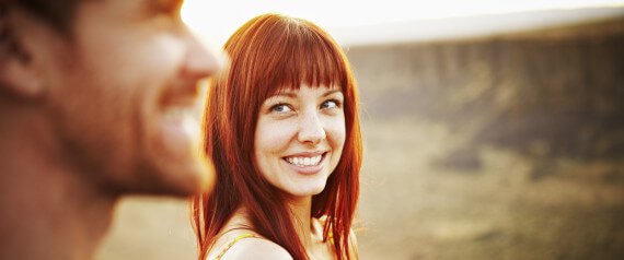 lykkelig kvinne ser på mann