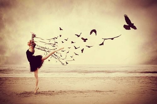 Kvinne danser med fugler