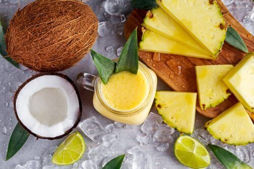 Gå ned i vekt og bli kvitt tilbakeholdte væsker med en ananas-, kokos- og ingefærsmoothie