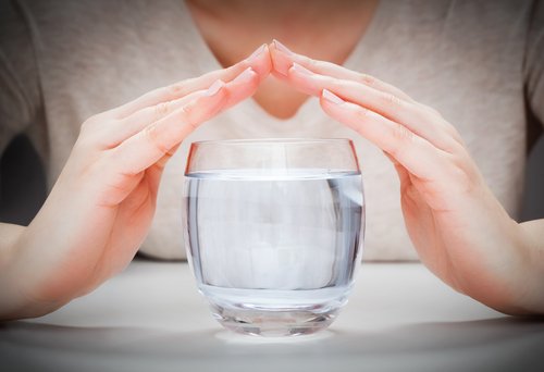 Hvorfor du bør drikke et glass vann en halvtime før hvert måltid