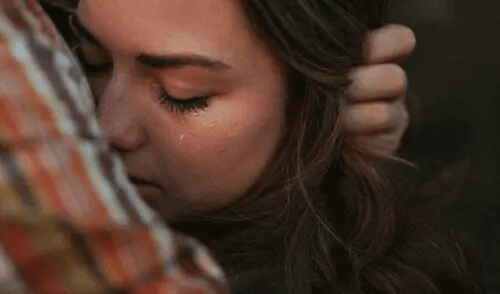 Kvinne med en besettende tanke får en klem