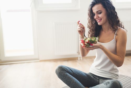kvinne spiser salat