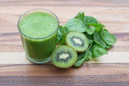 Grønn smoothie med kiwi og spinat