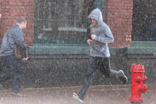 Mann løper i regnet for å bli kvitt en besettende tanke