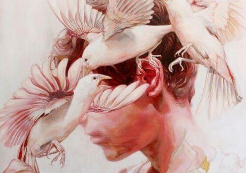 Fugler flyr rundt ansiktet på en person