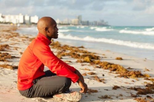 Mann praktiserer mindfulness for å bli kvitt gnagende tanker