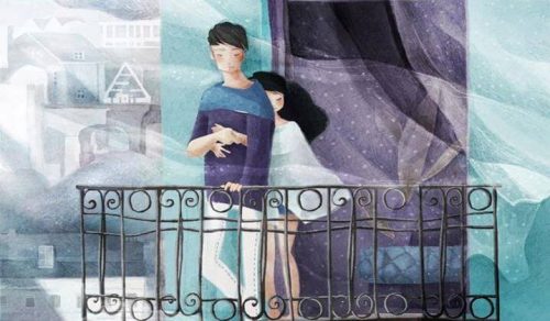 gutt og jente pa balkong i vinden