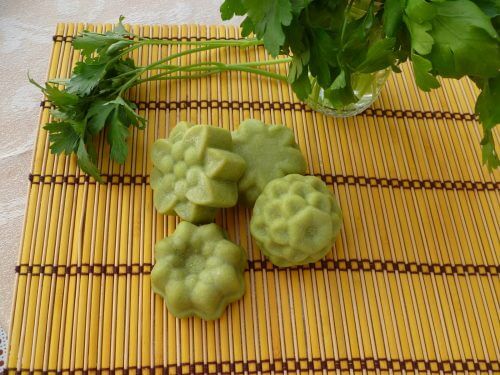 Lær hvordan du lager en naturlig persillesåpe for å redusere uren hud i ansiktet