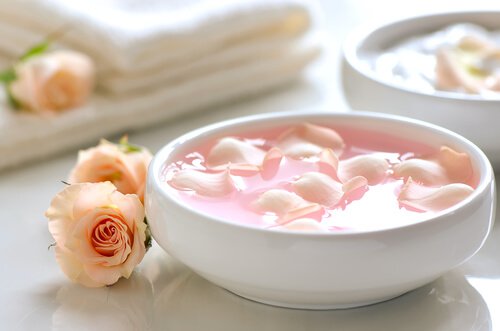 Krem med roseolje og yoghurt reduserer pigmentflekker