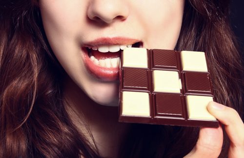 Kvinne spiser sjokolade