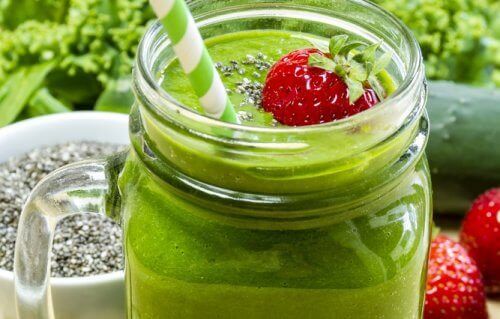 Smoothie med jordbær, spinat og avokado