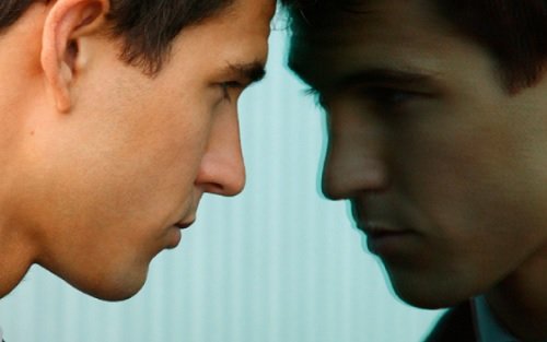 Mann ser seg selv i speilet