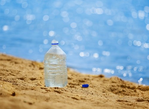 Plastflaske i sanden