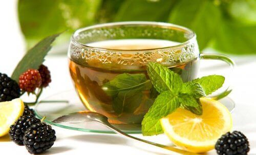 Grønn te med sitron og ingefær