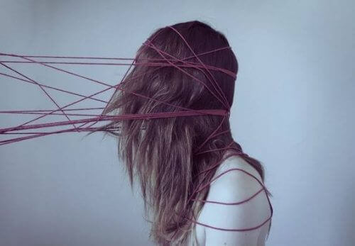 Kvinne med tråder i håret