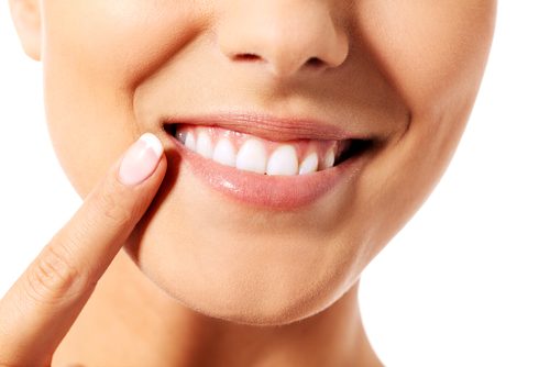 9 naturlige og effektive tips for å ta vare på tennene dine