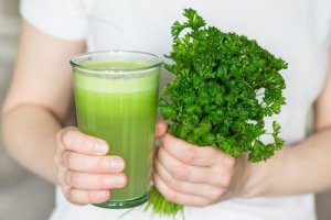 Bekjemp dårlig ånde og kroppslukt med naturlig juice