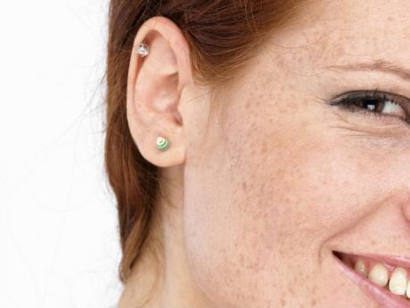 Kvinne med øredobber