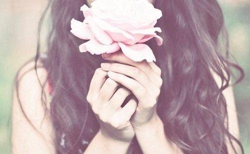 kvinne med rosa rose