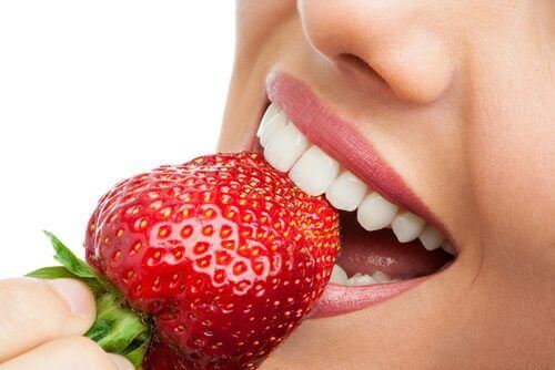 Kvinne spiser jordbær