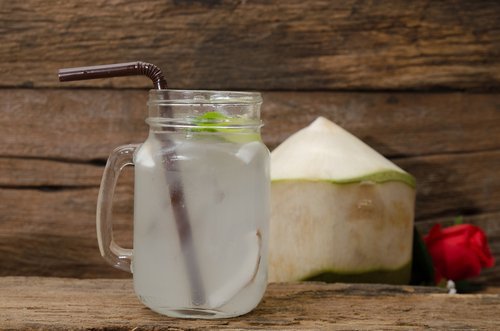 naturlige drikker som hjelper deg med å bekjempe søvnproblemer - kokosvann