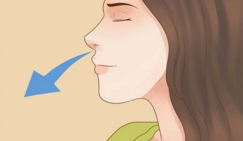 Kvinne bruker pusteteknikk for å si farvel til søvnløshet