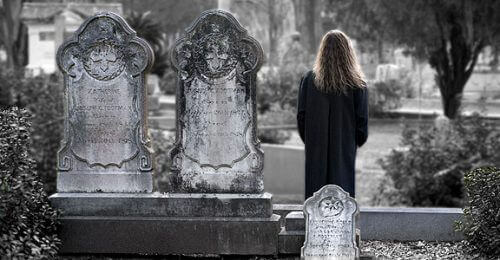 Kvinne på gravplass