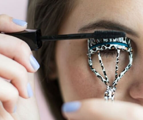 Kvinne krøller øyevippene